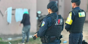Operação usa apenados para apagar pichações de facções em residenciais populares