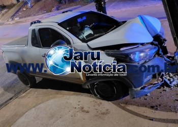 Carro colide contra poste de energia durante a madrugada em Jaru