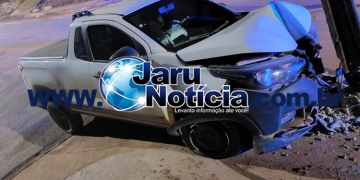 Carro colide contra poste de energia durante a madrugada em Jaru