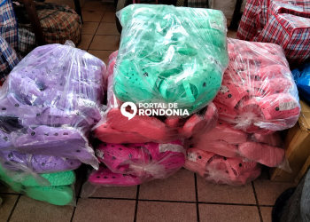 Polícia Militar apreende mais de 600 sandálias crocs contrabandeados da Bolívia