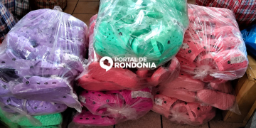 Polícia Militar apreende mais de 600 sandálias crocs contrabandeados da Bolívia