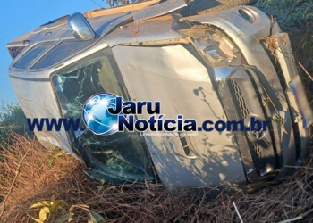 Caminhonete sai da pista, bate em barranco e capota em estrada rural de Vale do Anari