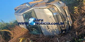 Caminhonete sai da pista, bate em barranco e capota em estrada rural de Vale do Anari