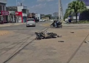 Motociclista fica ferida após colisão entre Biz e Gol em rotatória de Machadinho d’Oeste