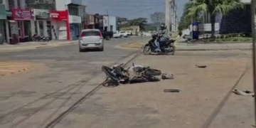 Motociclista fica ferida após colisão entre Biz e Gol em rotatória de Machadinho d’Oeste