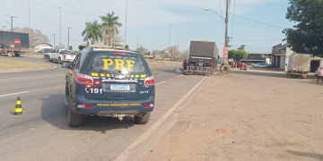 Motociclista colide contra carreta estacionada às margens da BR-364 em jaru