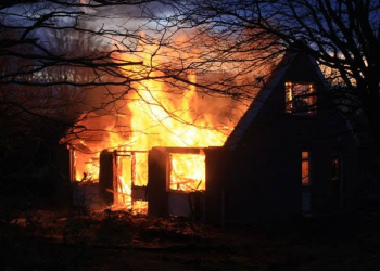Mulher morre após companheiro incendiar casa em Cacoal, RO