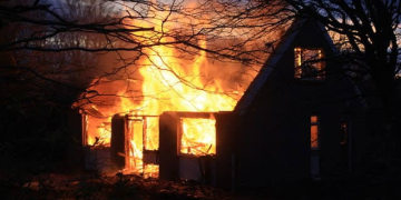Mulher morre após companheiro incendiar casa em Cacoal, RO