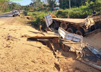 Motorista com sinais de embriaguez se envolve em acidente com carreta na BR-364, próximo a Curva da Morte nesta madrugada