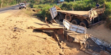 Motorista com sinais de embriaguez se envolve em acidente com carreta na BR-364, próximo a Curva da Morte nesta madrugada
