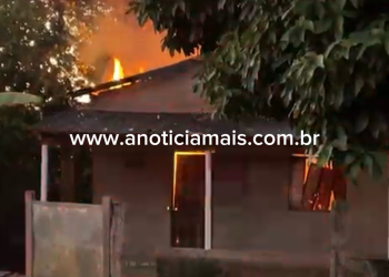 Casa frequentada por usuários de drogas é incendiada após morador ser agredido no Jardim dos Estados, em Jaru