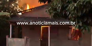 Casa frequentada por usuários de drogas é incendiada após morador ser agredido no Jardim dos Estados, em Jaru