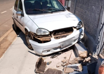 Carro colide contra lixeira e motorista deixa veículo no local em Theobroma