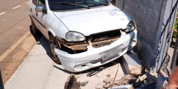 Carro colide contra lixeira e motorista deixa veículo no local em Theobroma