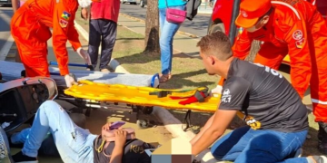 Motociclista fica ferida após colidir na lateral de veículo na Avenida Dom Pedro I em Jaru
