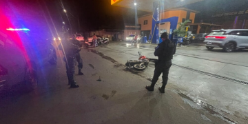 Motociclista sem CNH, sem capacete e após beber tenta fugir da PM, mas cai durante perseguição em Jaru