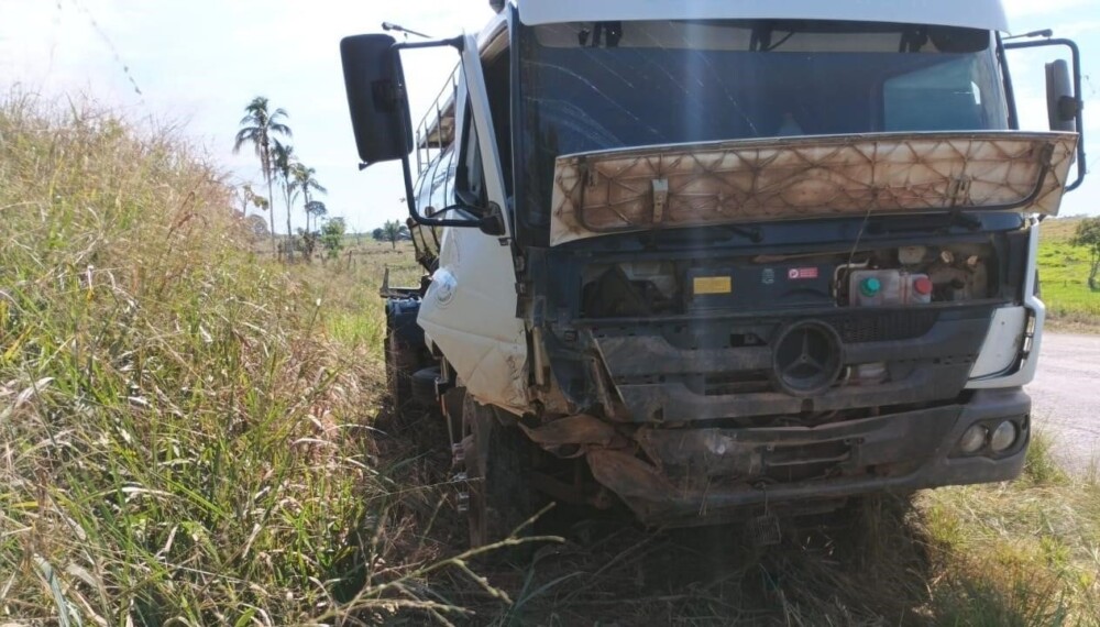 Caminhão-tanque de leite bate em barranco na RO-463