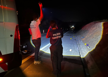 Motociclista morre esmagado por carreta ao tentar ultrapassagem; companheira sobrevive em Jaru