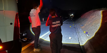 Motociclista morre esmagado por carreta ao tentar ultrapassagem; companheira sobrevive em Jaru
