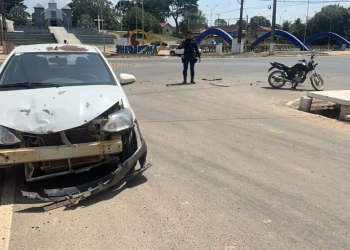 Colisão entre carro e motocicleta deixa duas pessoas feridas em Theobroma (RO)