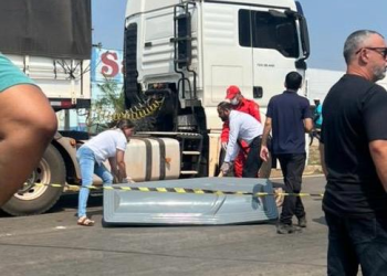 Senhora morre após ser atropelada por carreta na BR-364 em Jaru