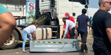 Senhora morre após ser atropelada por carreta na BR-364 em Jaru