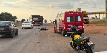 Motociclistas colidem na entrada do Jardim Primavera em Jaru