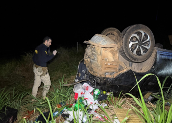 Carro capota na BR-364, próximo à Curva da Morte, e deixa mulher morta e três feridos em Jaru