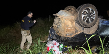 Carro capota na BR-364, próximo à Curva da Morte, e deixa mulher morta e três feridos em Jaru