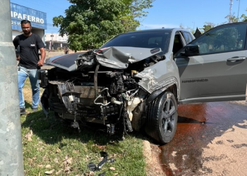 Rampage é atingida por caminhão após conversão irregular na marginal da BR-364 em Jaru
